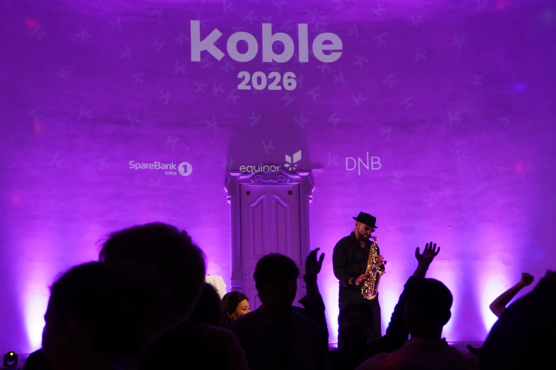 Koble 2026 — saxofonist på scenen